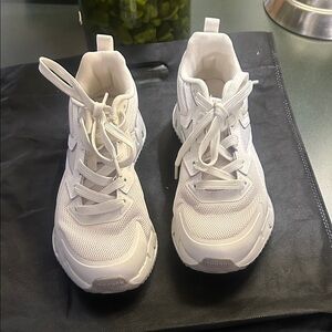 Reebok Woman’s cream color sneakers